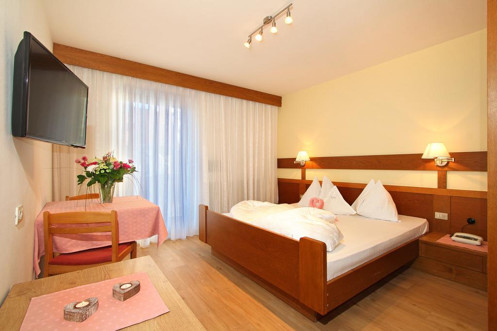 Hotel Garni Savoy Castelrotto Rum bild