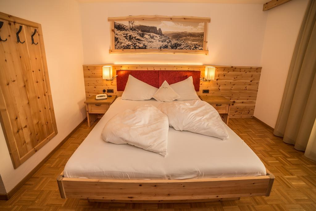 Hotel Garni Savoy Castelrotto Exteriör bild